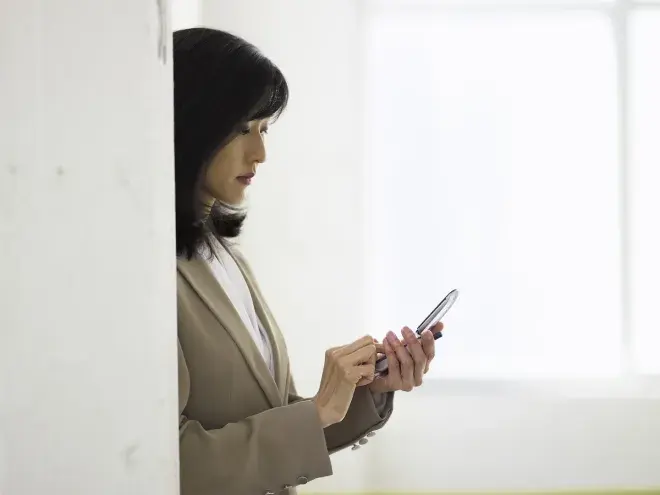 woman looking concerned at cell phone