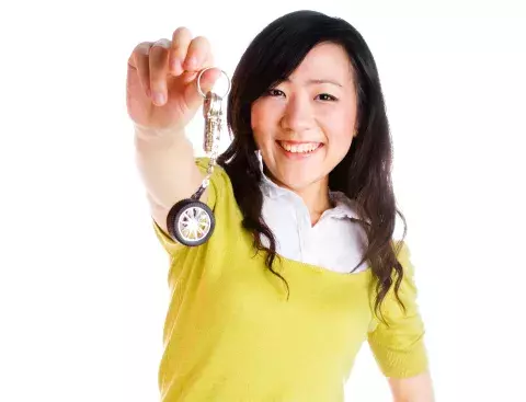 GettyImages-172330348-.png woman holding car keys out