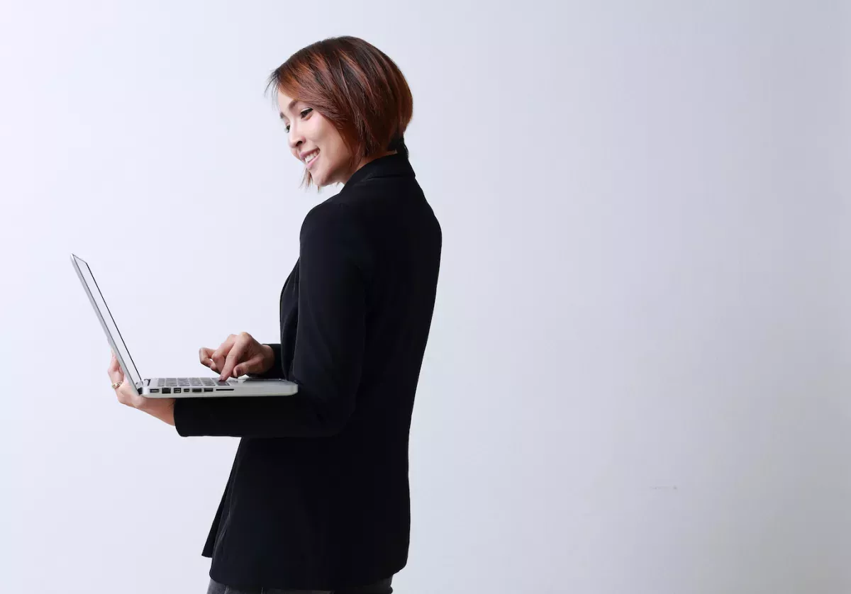 Mulher usando um laptop