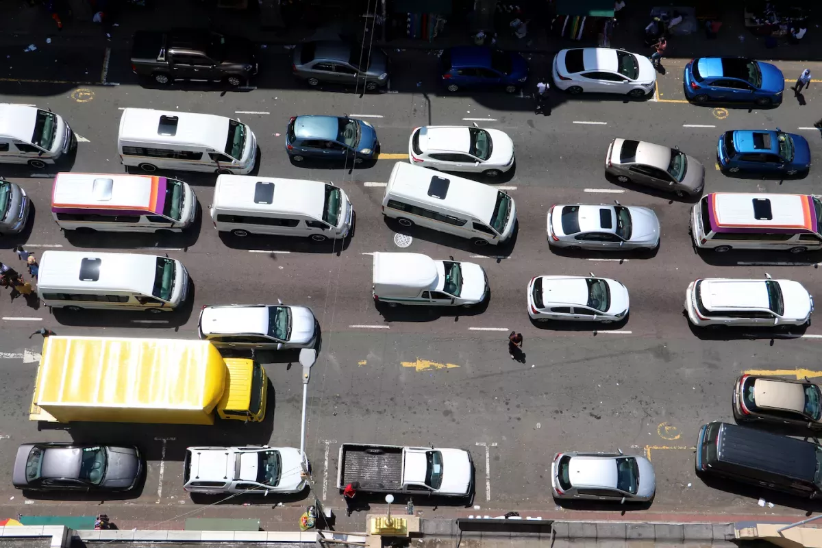 Rua cheia de táxis na África