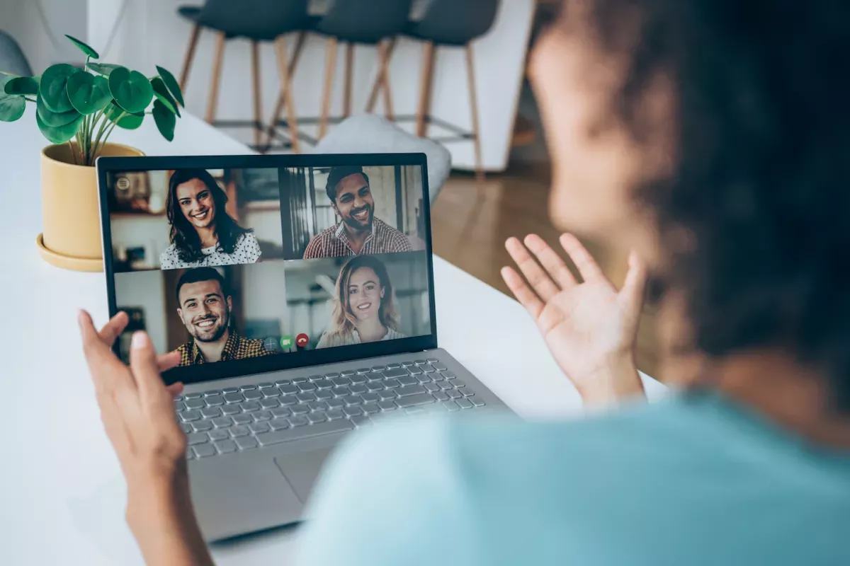 Mulher em uma chamada de conferência em um laptop