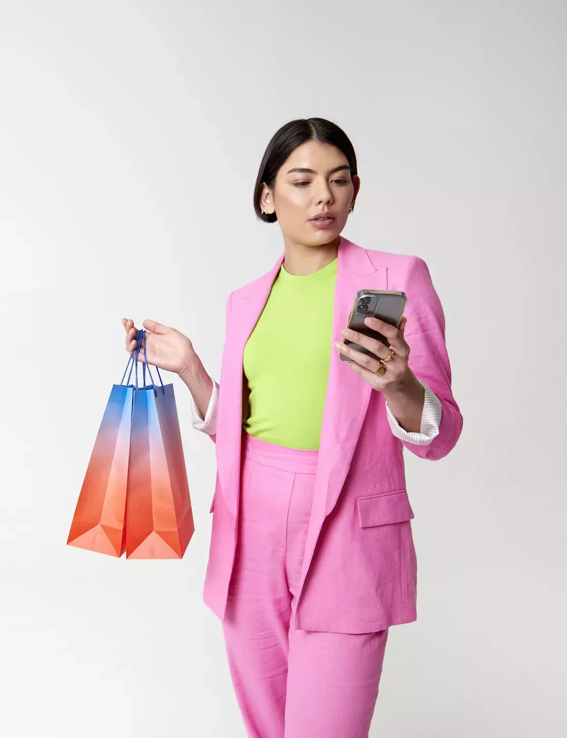 Mulher fazendo compras enquanto olha para o telefone