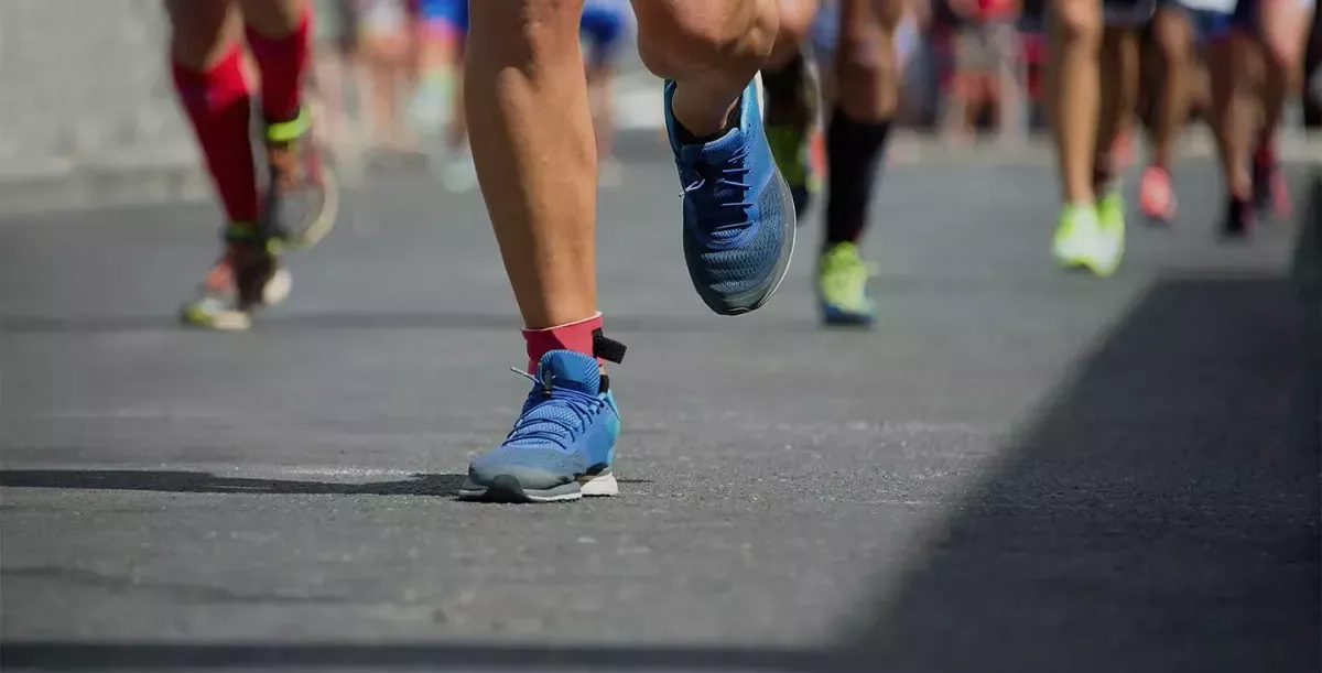 Closeup de sapatos correndo na corrida Closeup de sapatos correndo na corrida
