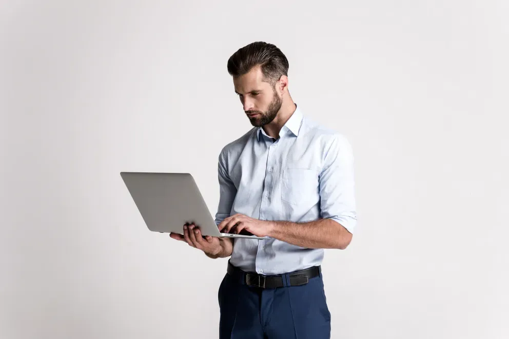 Homem de negócios usando laptop