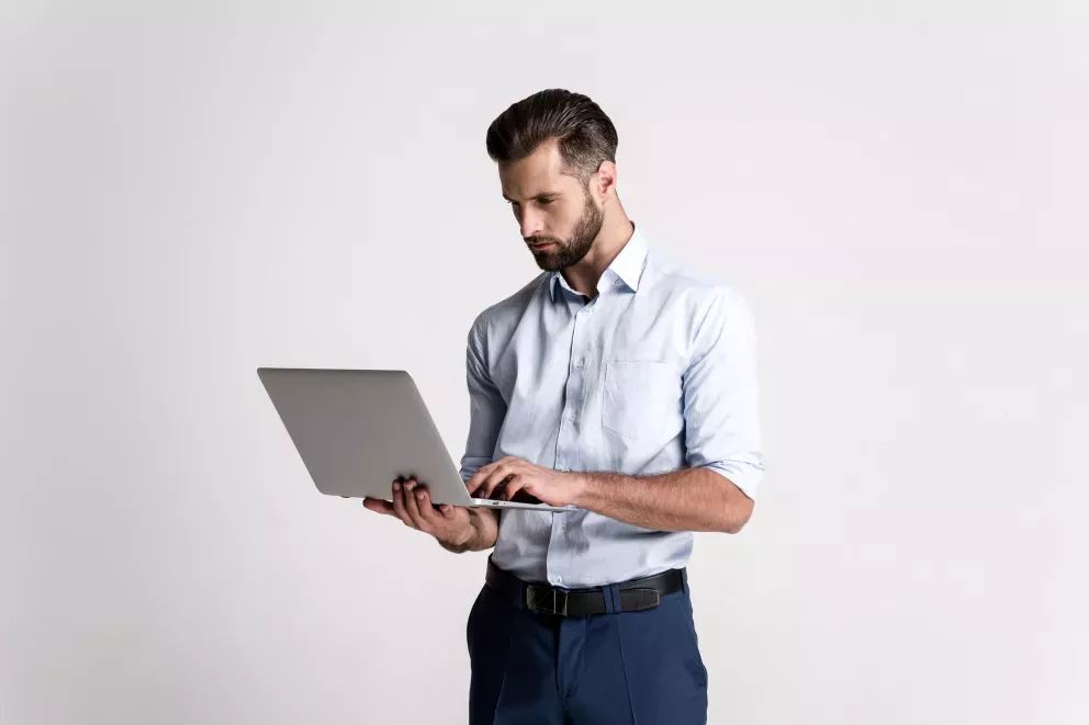 Homem de negócios usando laptop