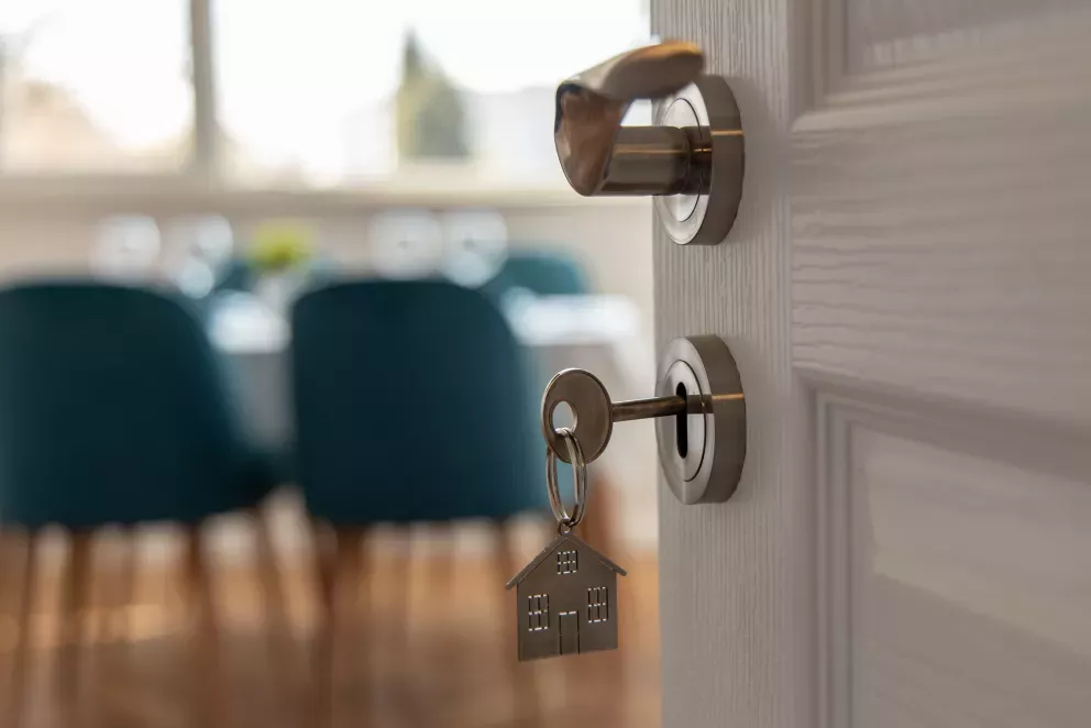 chave na abertura da porta para uma nova casa