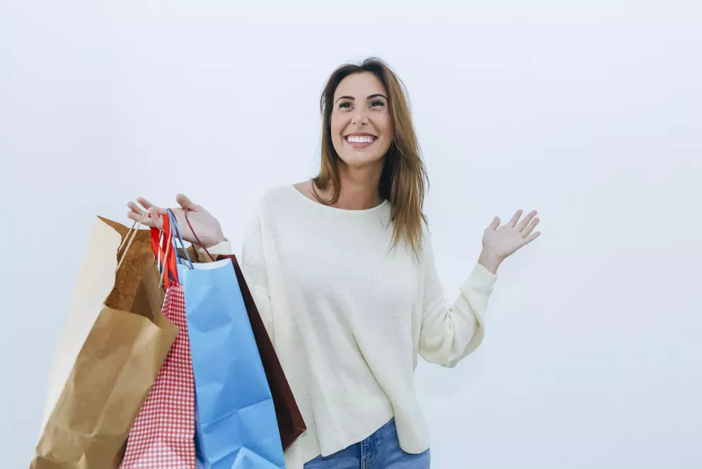 segurando sacolas de compras