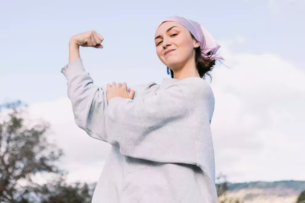 Mulher flexionando os músculos Mulher flexionando os músculos