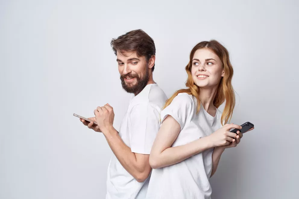 pessoas sorridentes de costas para trás usando telefones celulares