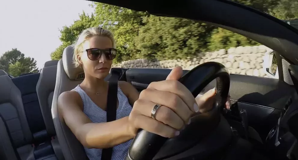 Mulher dirigindo um carro