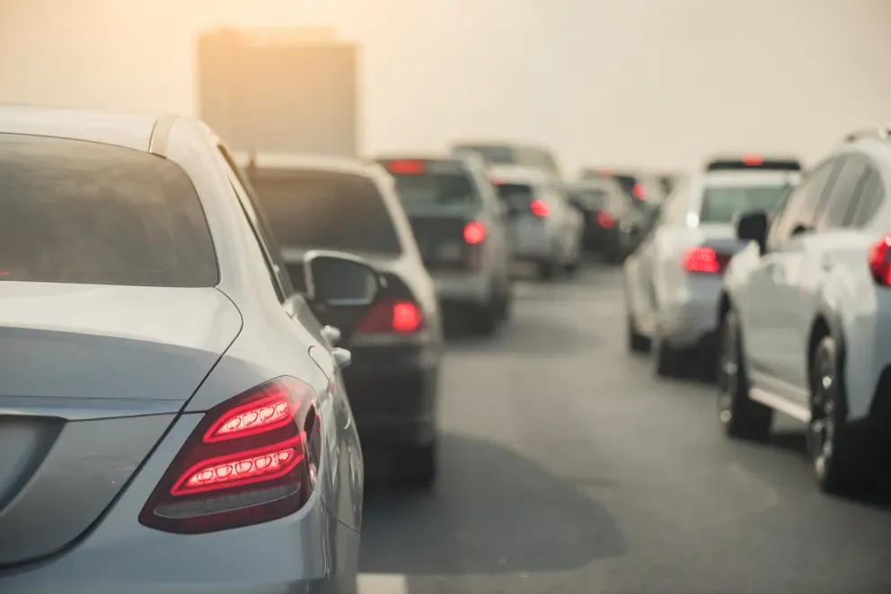 Carros presos em um engarrafamento