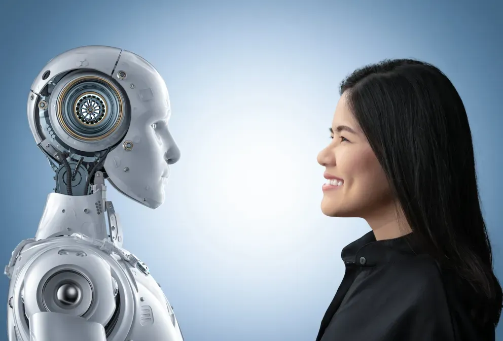 Mulher sorrindo para robô