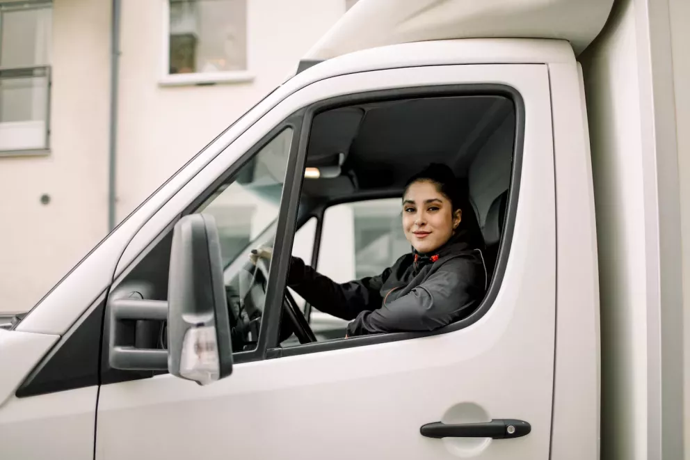 Mulher dirigindo uma van de entrega Mulher dirigindo uma van de entrega