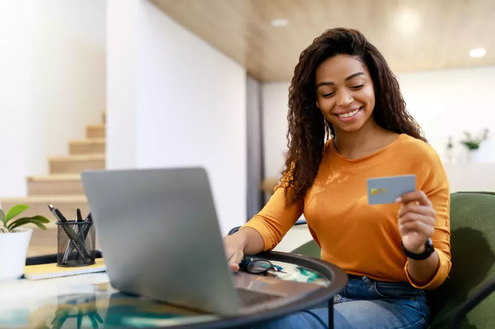 Mulher usando computador com cartão Mulher usando computador com cartão