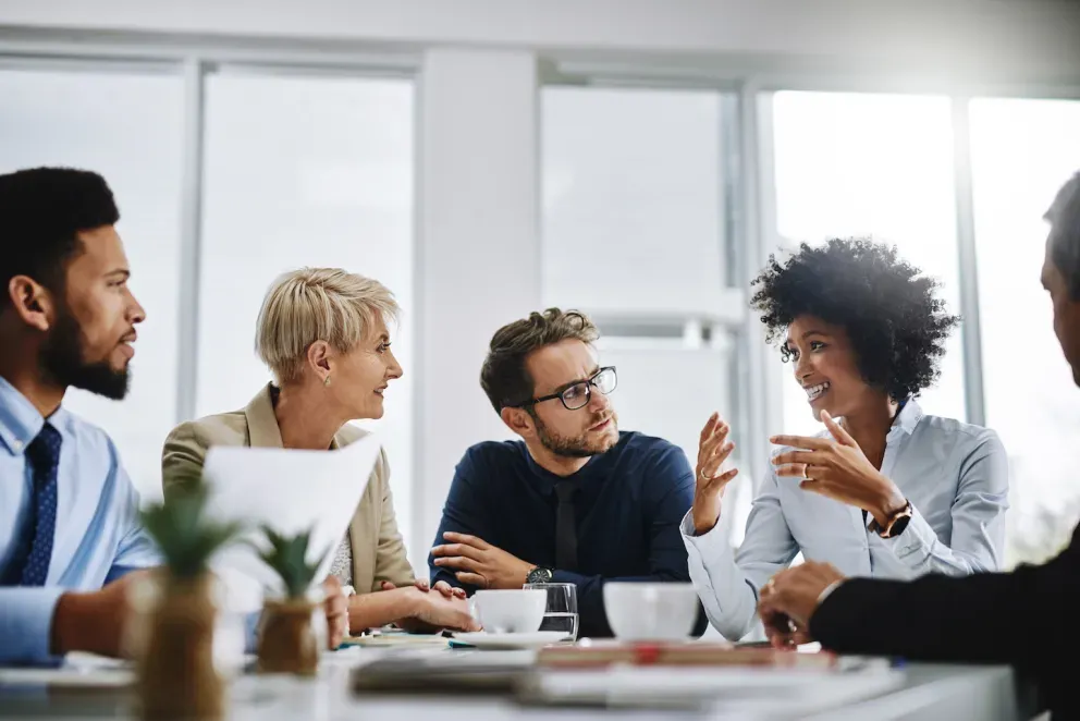 colegas de trabalho felizes colaborando