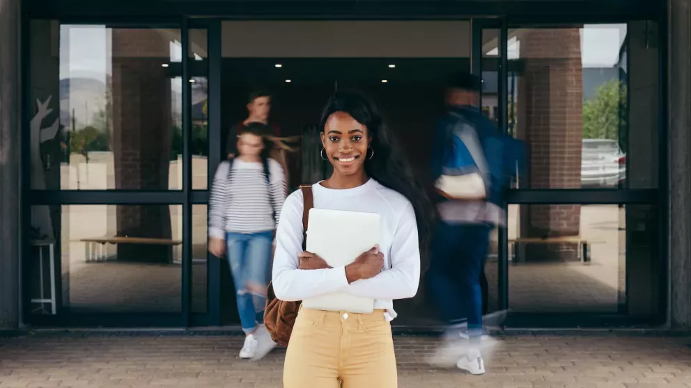 Mulher estudante com laptop Mulher estudante com laptop