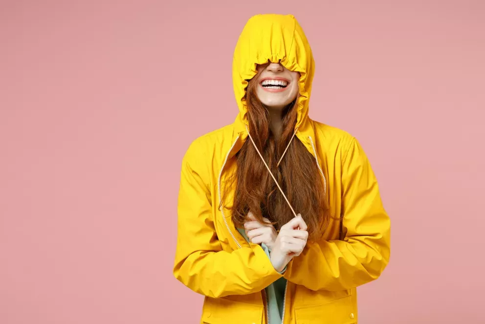 Mulher na capa de chuva Mulher na capa de chuva
