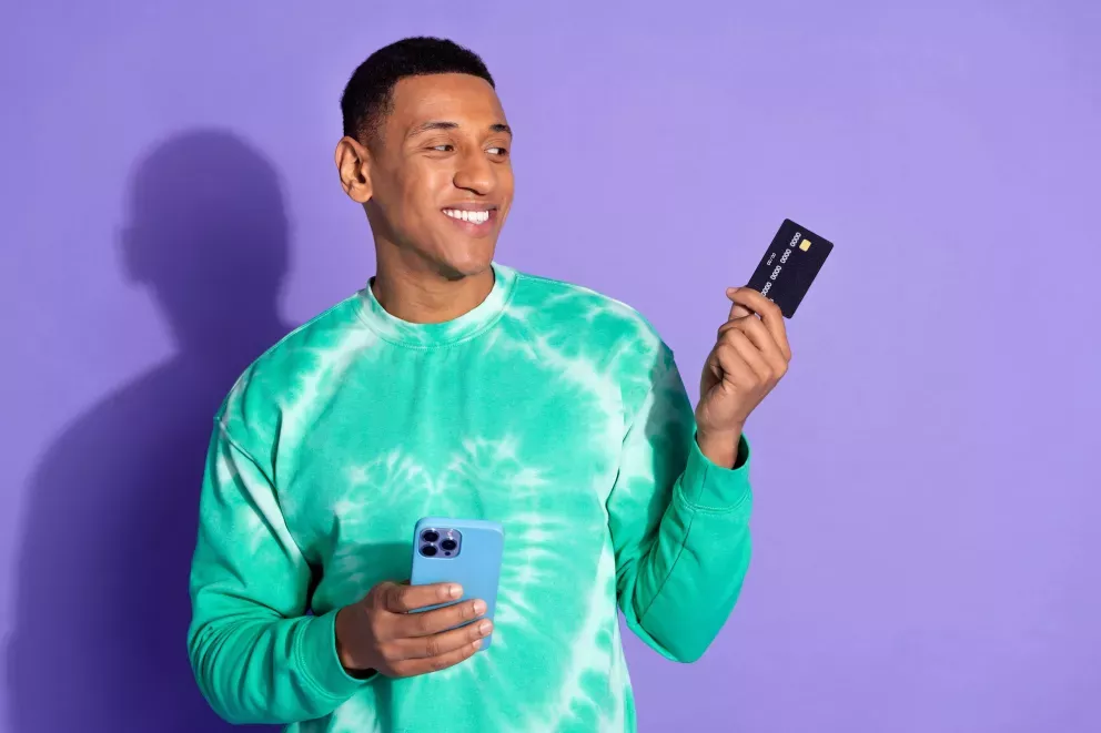 Homem com cartão e telefone Homem com cartão e telefone