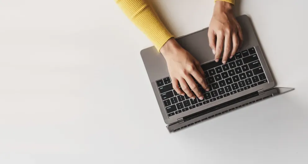 Laptop e mãos
