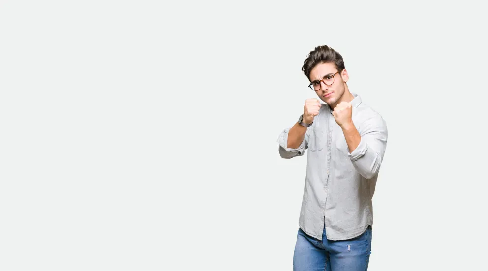 Homem em postura de luta Homem em postura de luta