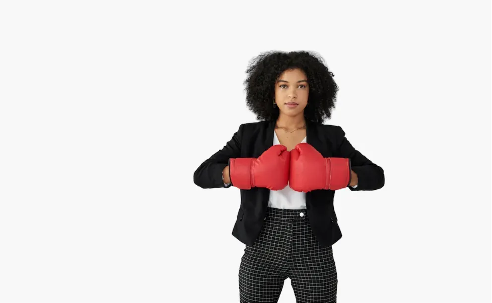 Mulher de negócios com luvas de boxe