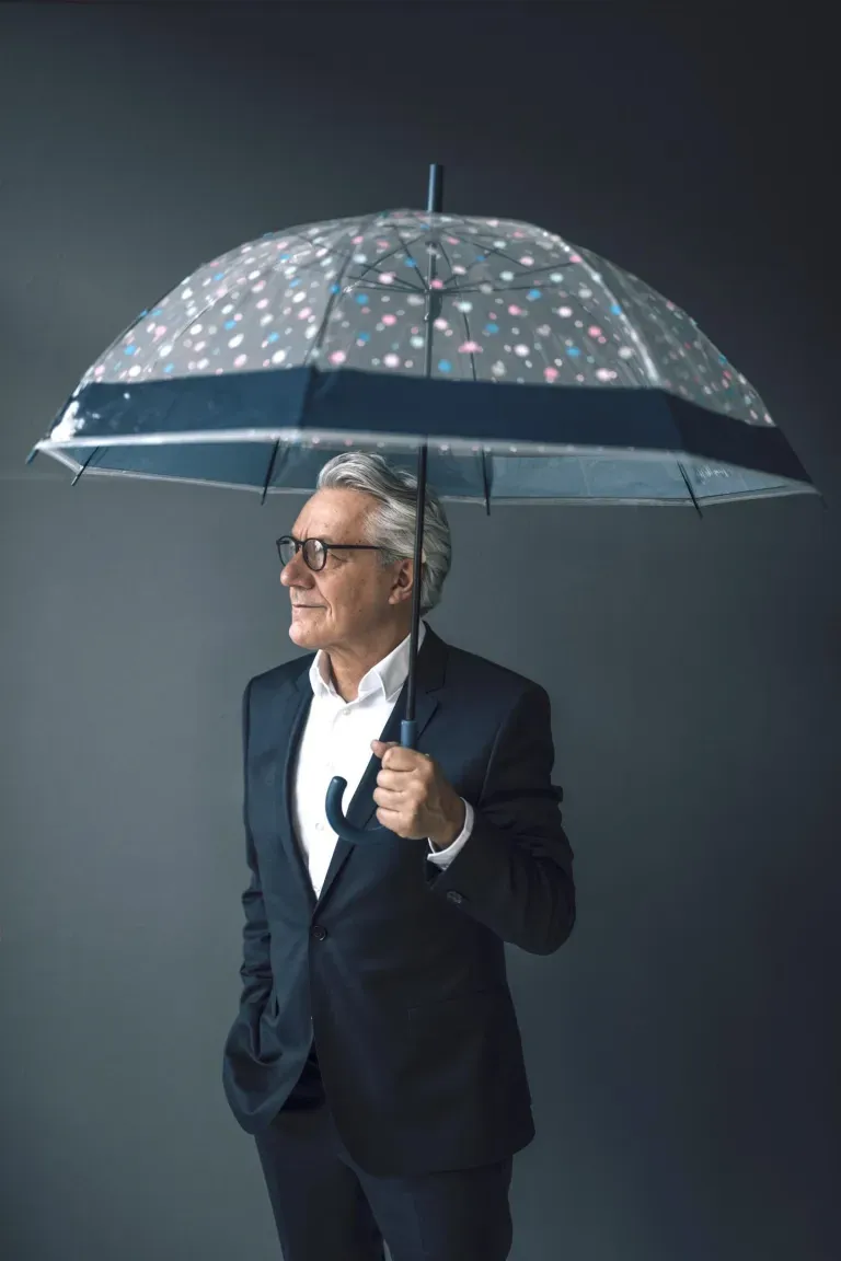 Homem com guarda-chuva no terno Homem com guarda-chuva no terno