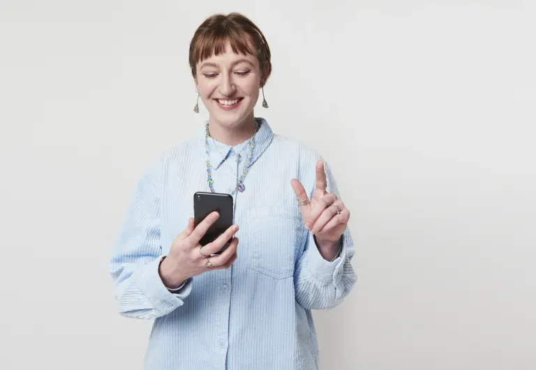 Mulher com telefone Mulher com telefone