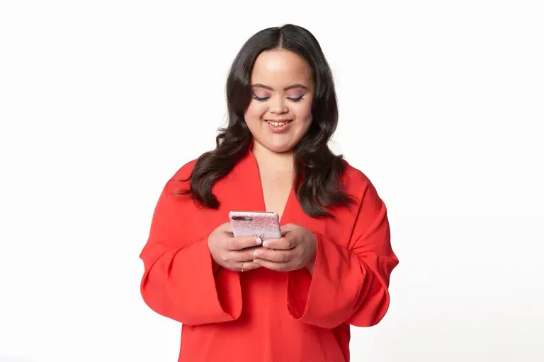Mulher sorridente com telefone Mulher sorridente com telefone