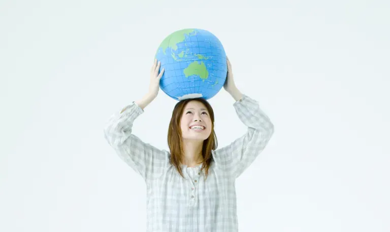 Mulher segurando o mundo em cima de sua cabeça Mulher segurando o mundo em cima de sua cabeça