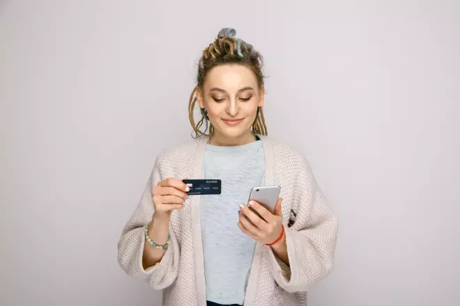 Mulher pagando uma conta no celular