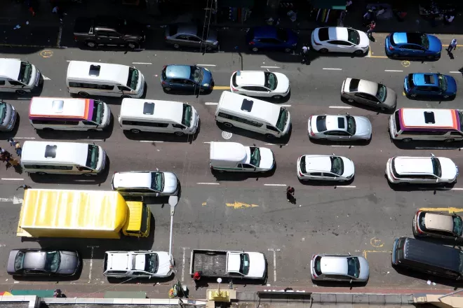 Rua cheia de táxis na África