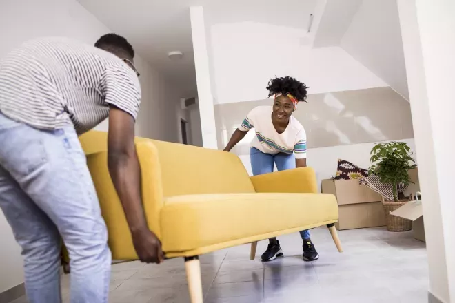 pessoas movendo sofá para casa nova pessoas movendo sofá para casa nova