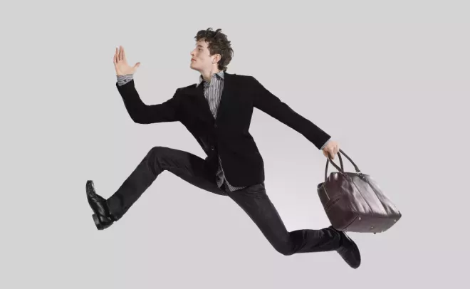 Homem de negócios saltando