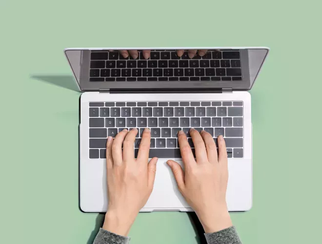 Pessoa trabalhando em um laptop