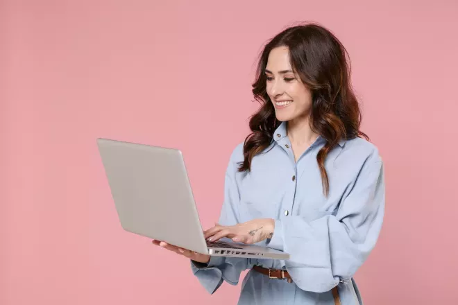 Mulher trabalhando em um laptop