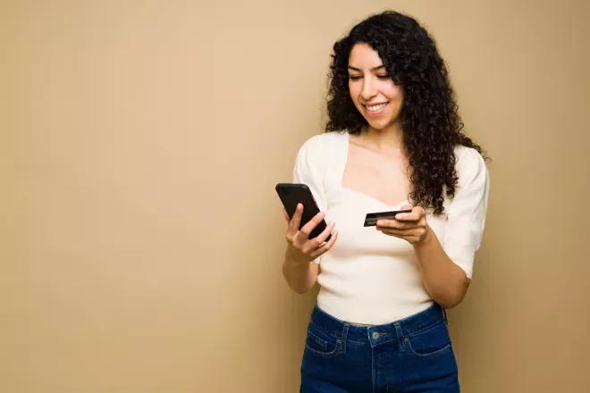Mulher pagando uma conta no celular