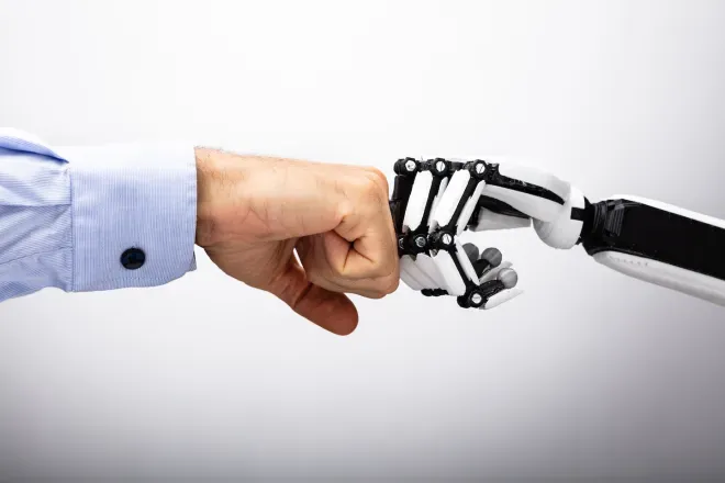 mão humana e mão robô batendo punhos mão humana e mão robô batendo punhos