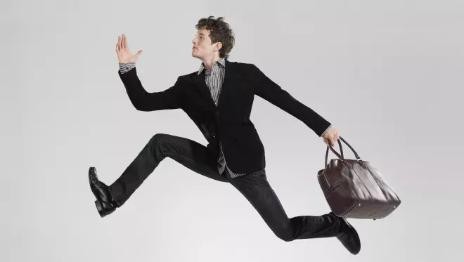 Homem de negócios saltando sem esforço