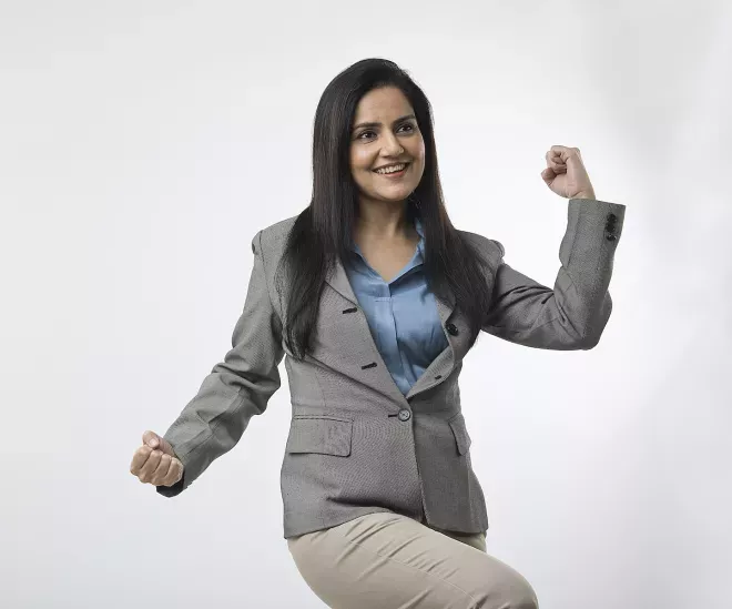 Empresária comemorando