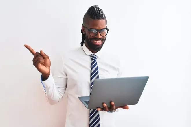 homem de negócios sorridente segurando laptop homem de negócios sorridente segurando laptop