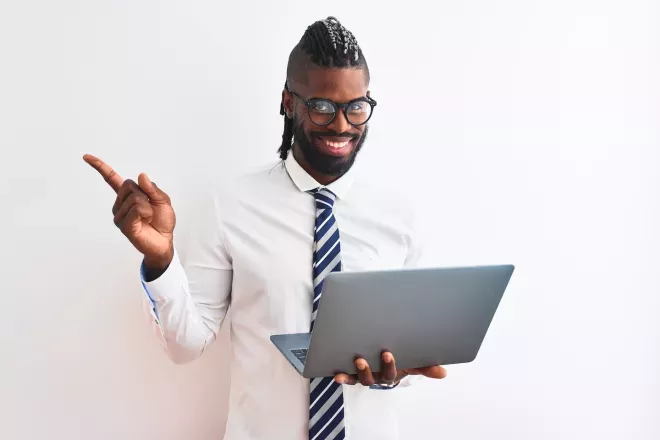 homem de negócios sorridente segurando laptop