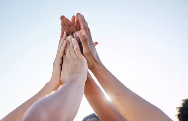 grupo de pessoas dando high five