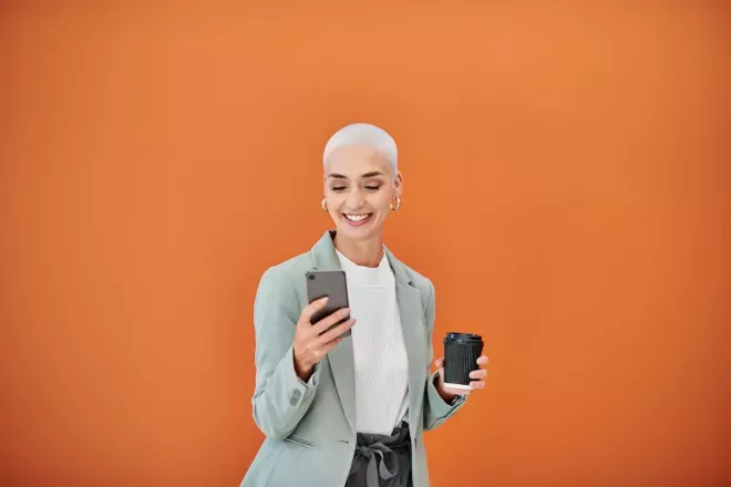 Pessoa feliz usando o telefone