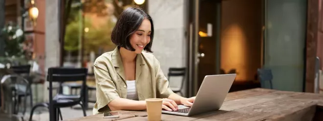 Mulher com laptop