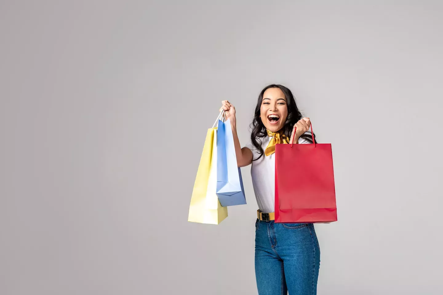 Mulher feliz segurando sacos de compras Mulher feliz segurando sacos de compras