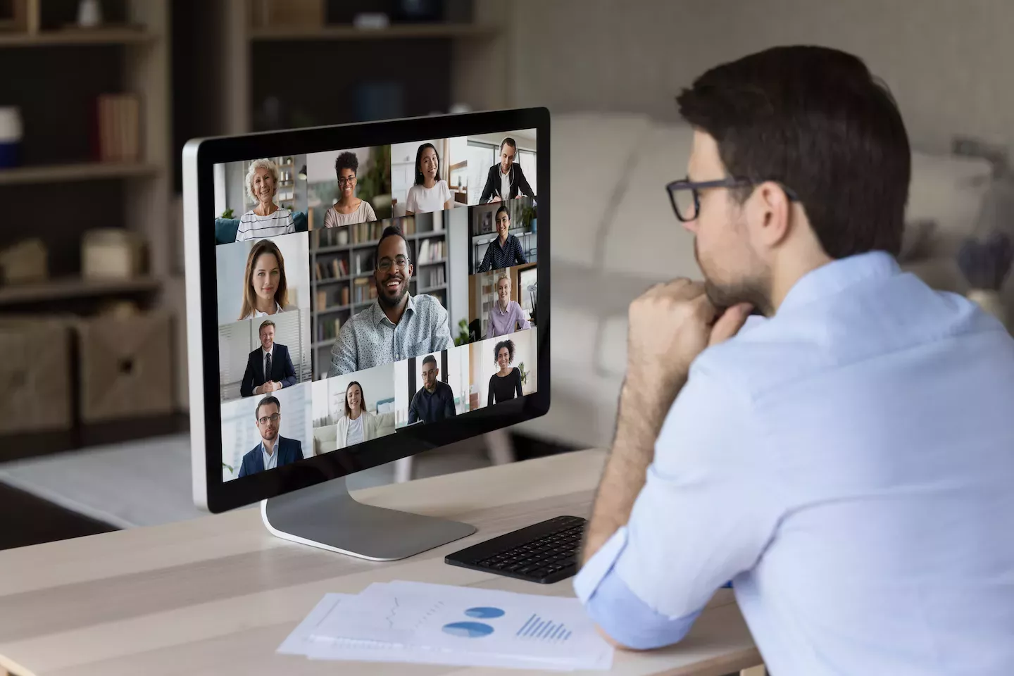 Banqueiro em reunião virtual Banqueiro em reunião virtual