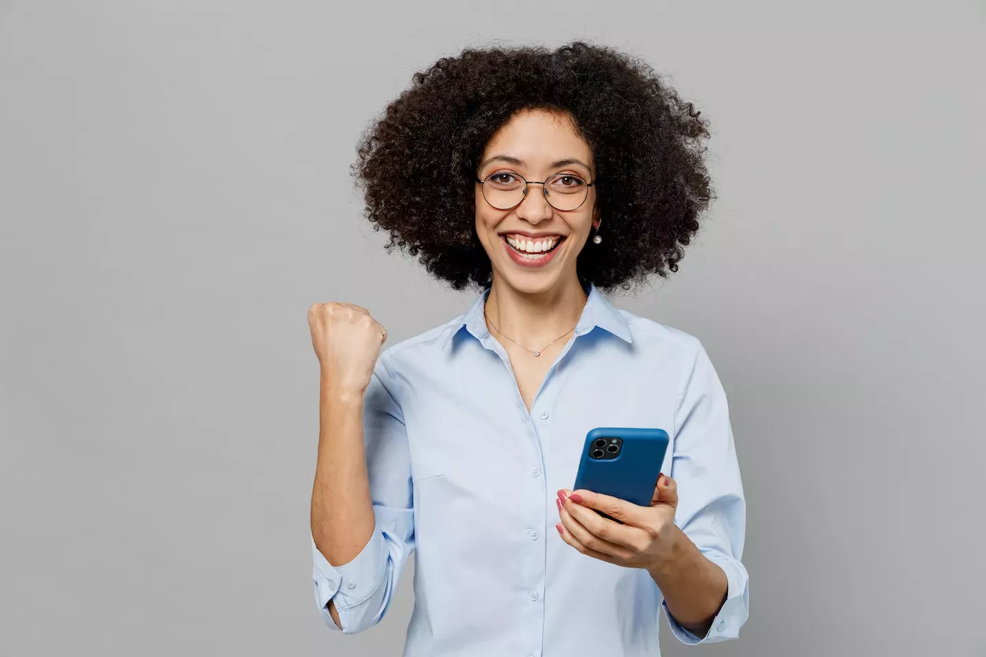 Mulher feliz usando um telefone