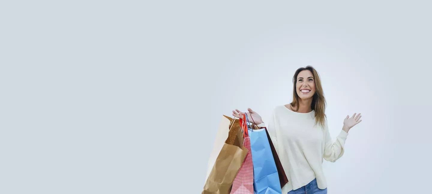 segurando sacolas de compras