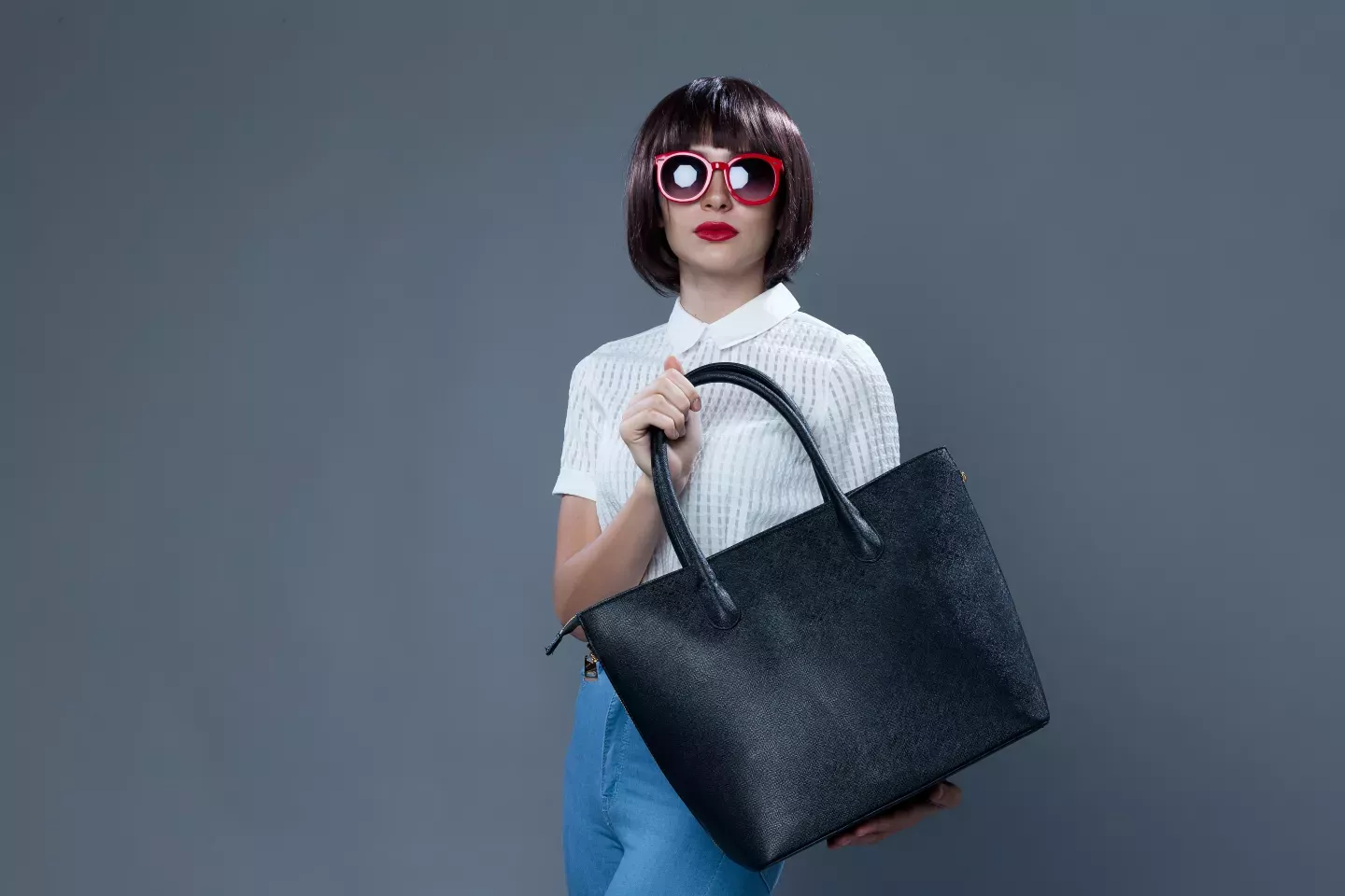 mulher segurando bolsa