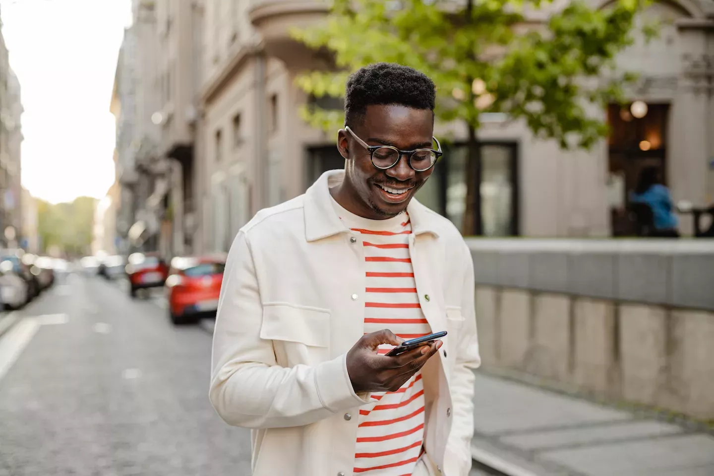 Homem feliz usando um telefone
